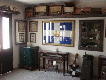 museum gramophone and coins