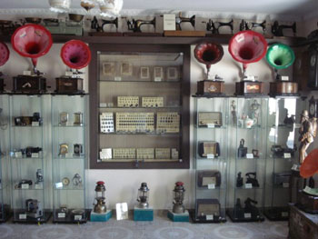museum gramophone and coins